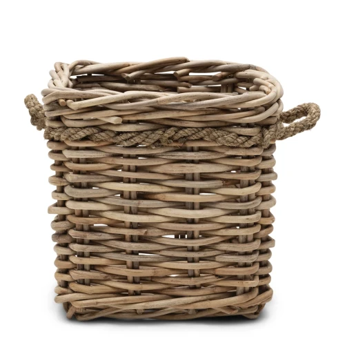 Rattanowa osłonka w kolorze naturalnym o wymiarach 50x50x50 cm, wykonana z plecionki. Produkt ma otwartą górę i jest stojący. Na bokach umieszczono uchwyty z juty. Ujęcie z boku, na białym tle.