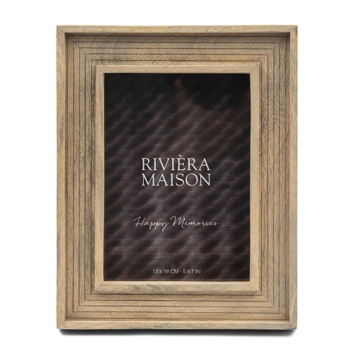 Ramka na zdjęcia 13x18 cm z naturalnego drewna z żłobieniami, pionowa. Napis RIVIÈRA MAISON i hasło Happy Memories na ciemnobrązowym tle, ujęcie frontalne.