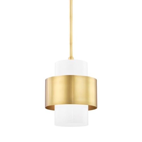 Elegancka lampa sufitowa Corinth M w kolorze złotym i białym. Posiada cylindryczną konstrukcję z metalowym elementem oraz szklanym kloszem. Zawieszana na cienkim przewodzie, widoczna z przodu w prostym tle, podkreślająca nowoczesny design.