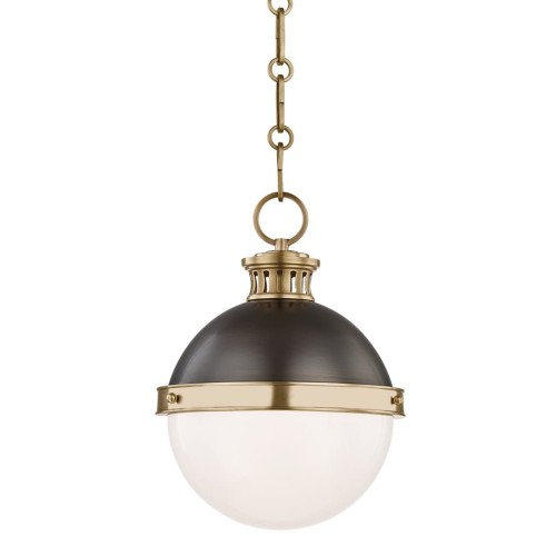 Stylowa lampa sufitowa Latham M z okrągłym kloszem, połączenie matowej czerni i błyszczącego złota. Wisi na łańcuchu, z uchwytem w górnej części. Klosz o półprzezroczystym wykończeniu, idealny do nowoczesnych wnętrz.