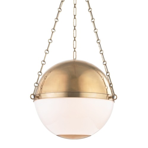 Designerska lampa sufitowa Sphere No. 2 L w kształcie półkuli, wykonana z matowego szkła i metalu w kolorze złotym. Zawieszona na łańcuszku, prezentuje nowoczesny design. Widok frontalny ukazuje elegancki wygląd w aranżacji wnętrza.