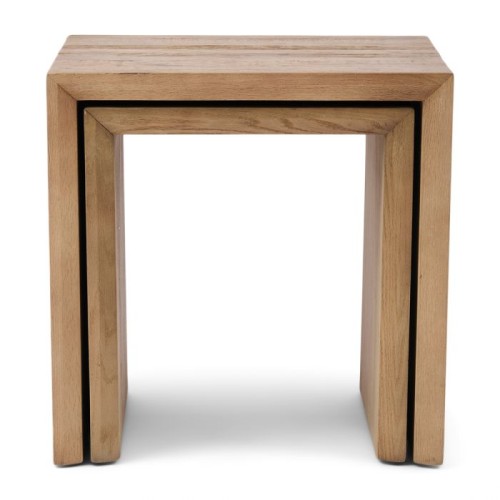 Zestaw dwóch stolików pomocniczych Sant Mateu Riviera Maison z jasnego naturalnego drewna. Prostokątne blaty z widocznymi słojami, ustawione równolegle, idealne do różnych aranżacji wnętrz.