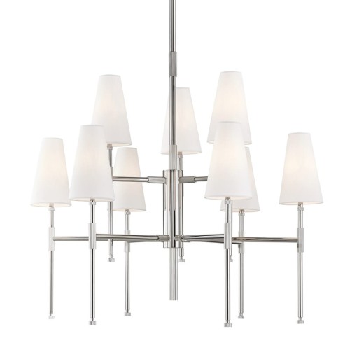 Lampa sufitowa Bowery XL z 9 białymi, stożkowatymi kloszami, metalowa w srebrnym wykończeniu. Wisząca, minimalistyczna, nowoczesna, na białym tle.