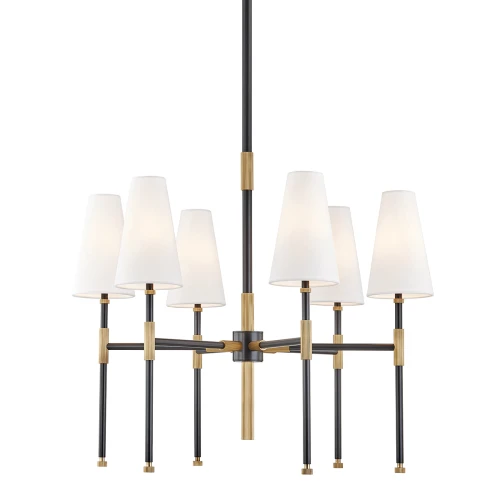 Elegancka lampa sufitowa Bowery w kolorze czarnym z sześcioma matowymi kloszami w kształcie stożka. Wykonana z materiałów metalowych, charakteryzuje się złotymi detalami. Produkt zawieszony w centralnej pozycji, na białym tle.