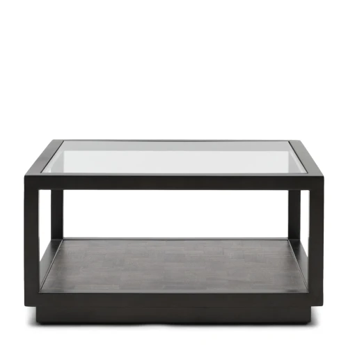 Stolik kawowy Roger 80x80 cm z czarną metalową ramą i szklanym blatem. Produkt ukazany frontalnie, na jednostajnym tle. Posiada dolną półkę z teksturą drewna, brak widocznych napisów czy logo. Idealny do nowoczesnych wnętrz.