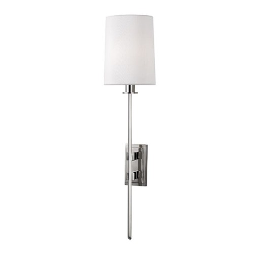 Elegancki kinkiet Fredonia w kolorze niklowym z białym abażurem. Produkt zamontowany na ścianie, z prostym, cylindrycznym kształtem. Lampa ma metalową konstrukcję oraz tekstylny klosz, co nadaje jej nowoczesny charakter. Tło białe.