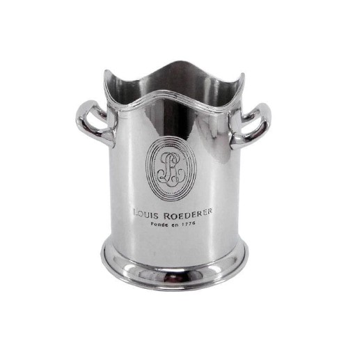 Cooler Louis II, wysokość 16 cm, wykonany z błyszczącego metalu. Posiada charakterystyczny falisty brzeg oraz dwa uchwyty. Z przodu widoczny napis LOUIS ROEDERER i logo. Produkt prezentowany frontalnie na białym tle.