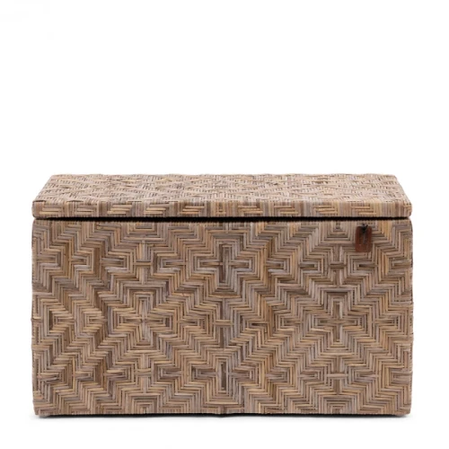 Kufer Port Barton Riviera Maison w wymiarach 76x44x44 cm, o prostokątnym kształcie, wykonany z naturalnych materiałów. Widoczny na zdjęciu w bok, z zamkniętą pokrywą. Wierzch zdobiony regularnym, plecionym wzorem w odcieniach beżu i brązu.