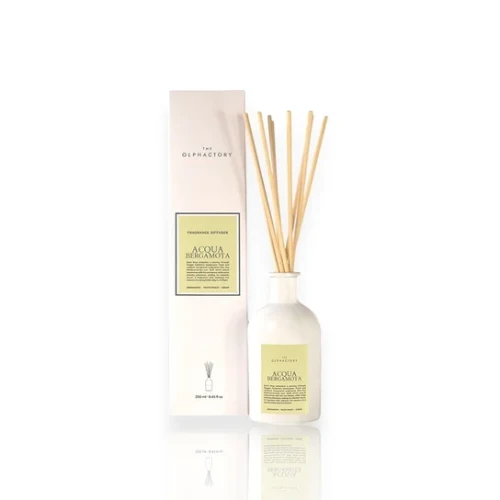Dyfuzor zapachowy Insignia Acqua Bergamota 250 ml w białym, matowym szkle o okrągłym kształcie z rattanowymi patyczkami. Produkt stoi na białym tle z minimalistycznym opakowaniem, z widocznym czytelnym napisem na etykiecie.