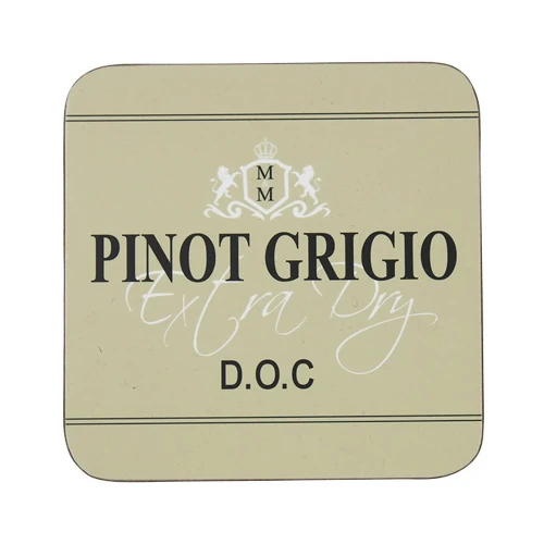 Zestaw 6 beżowych podkładek o wymiarach 10x10 cm z napisem PINOT GRIGIO EXTRA DRY D.O.C. Podkładki mają prostokątny, lekko zaokrąglony kształt. Widoczne detale to logo oraz minimalistyczny, elegancki design. Na jednolitym tle.