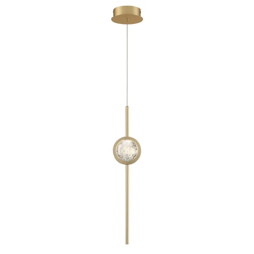 Elegancka lampa wisząca Barletta w szczotkowanym złocie, z długim metalowym zawieszeniem. Okrągła, szklana podsufitka z jasno świecącym elementem w centralnej części. Produkt zainstalowany pod sufitem, na białym tle.