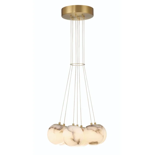Designerska lampa wisząca Kepler, złota, z pięcioma okrągłymi kloszami w delikatnym, mlecznym kolorze z marmurowym wzorem. Zawieszona na cienkich linkach, umieszczona w pozycji wiszącej, idealna do nowoczesnych wnętrz.