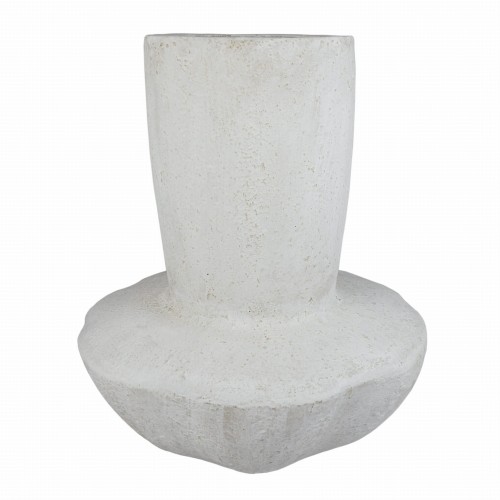 Strukturalny wazon Jamur L o wysokości 57 cm, wykonany z białego, teksturowanego materiału. Wazon o cylindrycznym kształcie z szeroką podstawą ustawiony na płaskiej powierzchni. Brak widocznych elementów dekoracyjnych oraz napisów.