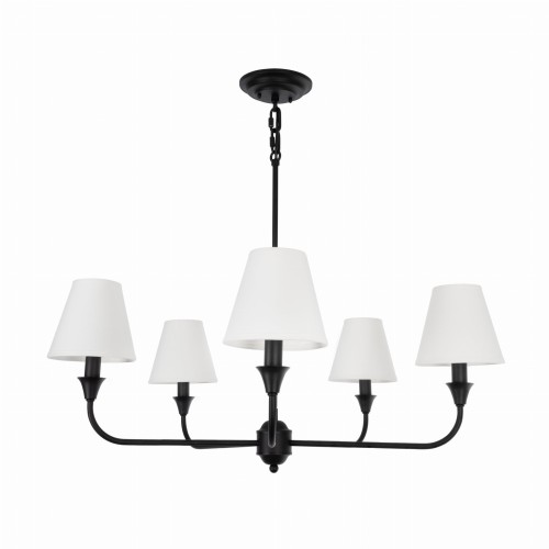 Elegancki żyrandol Cheel o średnicy 65 cm, z pięcioma białymi abażurami na czarnym stelażu, wiszący na łańcuszku. Ujęcie frontalne ukazuje prosty, nowoczesny design i zastosowanie klasycznych materiałów, idealny do aranżacji wnętrz.
