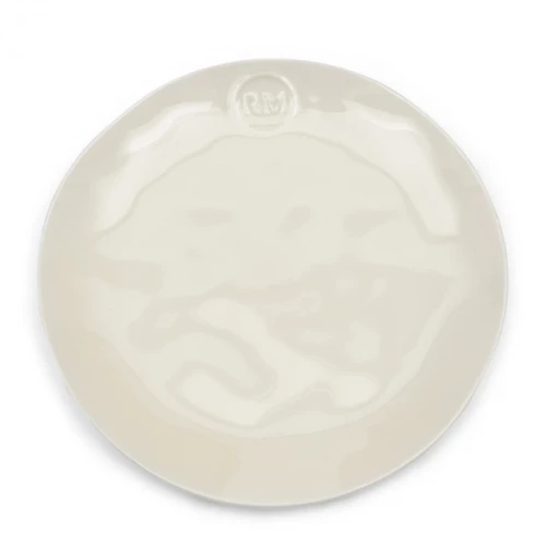 Biały, okrągły ceramiczny talerz śniadaniowy Portofino z błyszczącą powierzchnią i napisem RM na środku, leżący płasko na białym tle. Idealny do eleganckiego podawania potraw.