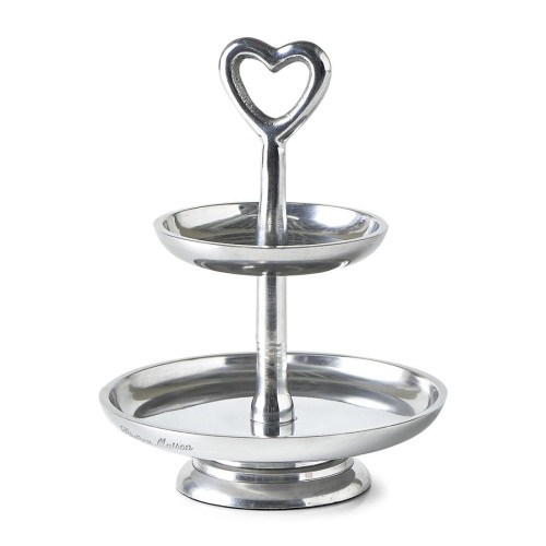 Srebrna etażerka Lovely Heart marki Riviera Maison z dwiema okrągłymi półkami i sercowatym uchwytem, na stabilnej okrągłej podstawie, wykonana z metalu o błyszczącej powierzchni, idealna do serwowania deserów.
