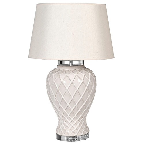 Lampa stołowa Quinn o wysokości 72 cm z abażurem w kolorze ecru. Ceramiczna podstawa o ażurowym, teksturowanym wykończeniu z metalowymi detalami. Ujęcie frontalne, lampa stojąca na tle jednolitym.