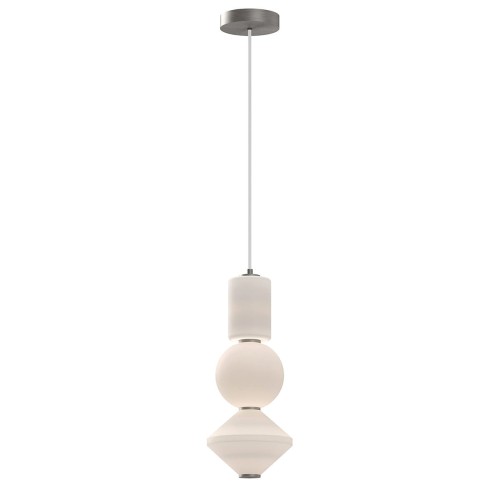 Stylowa lampa wisząca LED Bijou w kolorze niklowym. Lampa ma trzy dekoracyjne elementy w kształcie cylindra, kuli i diamentu. Zawieszona na cienkim, białym przewodzie, montowana do sufitu, na jednolitym białym tle.