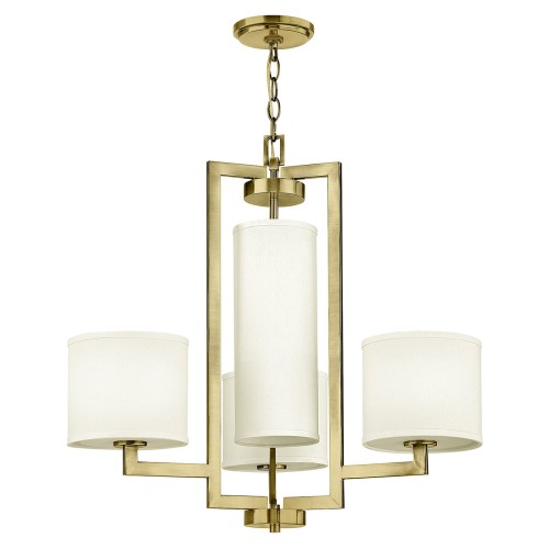 Elegancki żyrandol Hampton w szczotkowanym mosiądzu z trzema białymi kloszami. Produkt wiszący, ujawniony z przodu, z geometrycznym kształtem. Klasyczny design, idealny do aranżacji wnętrz. Wymiary nieokreślone. Tło białe.