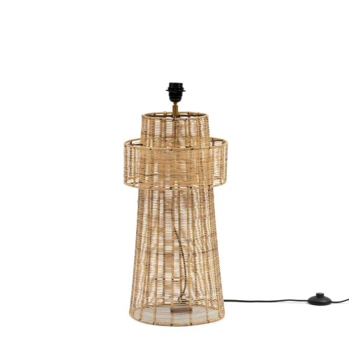 Rattanowa podstawa lampy RM Lighthouse, wysokość 70 cm. Stojąca, o cylindrycznym kształcie, z okrągłym pierścieniem u góry. Wykonana z plecionego rattanu w kolorze naturalnym. Widoczny kabel z włącznikiem u podstawy, na białym tle.