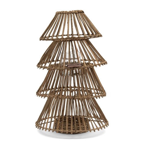 Rattanowy lampion w kształcie choinki, wysokość 49 cm. Wykonany z naturalnego rattanu w neutralnym odcieniu brązu. Ustawiony pionowo, z przezroczystym miejscem na świeczkę. Tło białe, co podkreśla teksturę i strukturę.