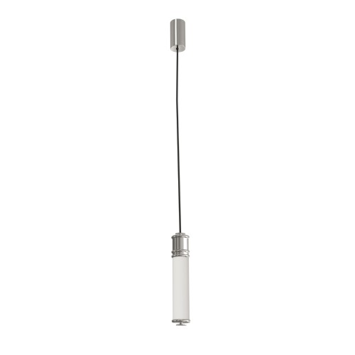 Lampa sufitowa Omi I Cromo w kolorze metalicznym z białym kloszem o cylindrycznym kształcie, zawieszona na czarnym przewodzie. Ujęcie frontalne pokazuje cały produkt w układzie wiszącym, na prostym tle. Idealna do nowoczesnych wnętrz.
