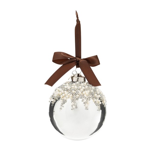 Bombka Raining Pearls o średnicy 10 cm, w kolorze srebrnym, ozdobiona białymi perłami i metalicznymi detalami. Zawieszona na brązowej wstążce, widoczna z przodu, z delikatnymi zdobieniami w górnej części. Idealna do dekoracji choinki.