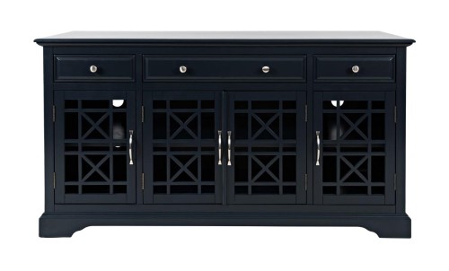 Ciemnogranatowa komoda Avola o wymiarach 153 cm. Posiada dwa szuflady na górze i dwie drzwi z dekoracyjną kratką. Eleganckie metalowe gałki oraz uchwyty. Stojąca, frontowo ujęta w minimalistycznym stylu na jasnym tle.