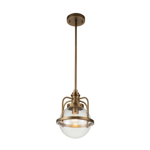 Lampa wisząca Triocent w kolorze mosiądzu, z przezroczystym szklanym kloszem. Zawieszona na cienkiej metalowej linki, z widocznym źródłem światła wewnątrz. Produkt ma okrągły kształt z metalowym otoczeniem, umieszczony na białym tle.