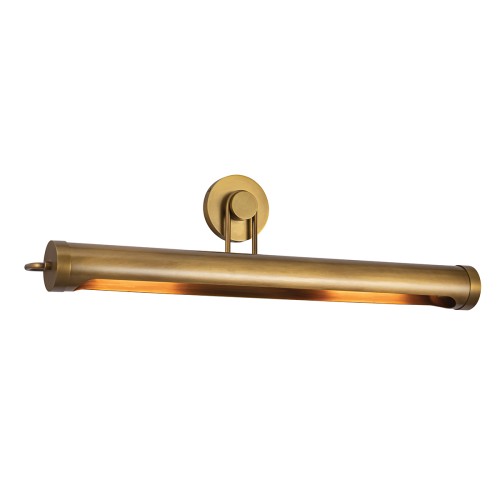 Duża lampa Wynwood Vintage z matowego mosiądzu, cylindryczna, montowana na ścianie z płaską podstawą. Wewnętrzna dioda LED emituje ciepłe światło, a jednolite białe tło podkreśla elegancję.