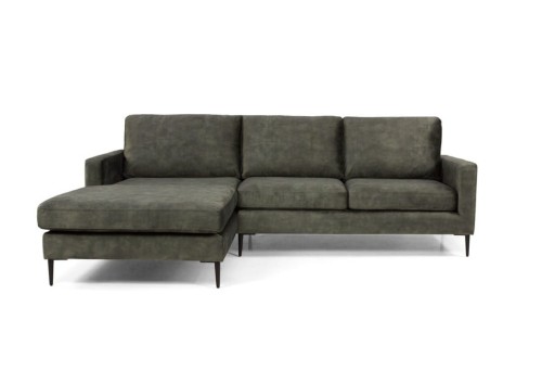 Narożnik Dalarna w stylu skandynawskim o wymiarach 245x180 cm, w kolorze ciemnozielonym. Posiada prostokątne poduszki i wąskie metalowe nóżki. Ułożony w pozycji leżącej, z przestrzenią na leżankę po lewej stronie. Opcje wyboru tkaniny dostępne.