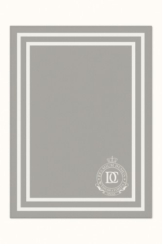 Personalizowany koc w kolorze szarym z białą ramką, haftowanym monogramem. Wymiary 150x200 cm. Koc leży płasko, na prostym tle. Widoczne logo w dolnym rogu. Idealny do użytku domowego lub jako prezent.