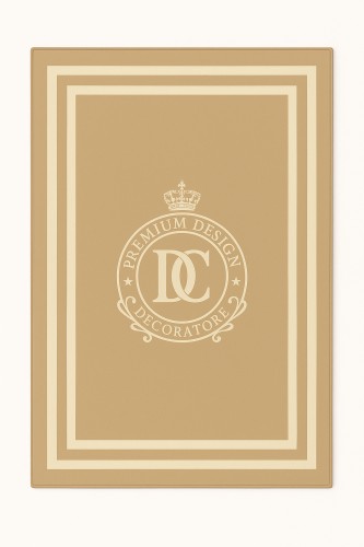 Beżowy koc o wymiarach 150x200 cm z kremową ramką i haftem monogramu. Koc leży na jasnym tle, z widocznymi detalami haftu, który dodaje elegancji. Idealny do aranżacji wnętrz lub na prezent.