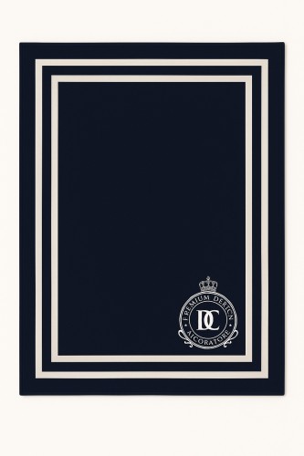 Granatowy koc 150x200 cm z białą ramką i haftem monogramu. Widoczny logo w dolnym rogu. Koc leży na jasnym tle, ukazując teksturę materiału oraz elegancki design.