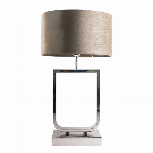 Lampa stołowa Rodrigo z abażurem w kolorze taupe, wysokość 82 cm. Stalowa podstawa o prostokątnym kształcie z błyszczącego metalu, z okrągłym, teksturowanym abażurem z weluru. Ujęcie frontalne.