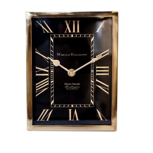 Zegar stołowy Stylish Gold o wymiarach 16x21 cm, z elegancką złotą ramą i czarnym cyferblatem. Widoczne rzymskie cyfry i wskazówki, z napisem Wireless Telegraphy oraz logo Radio House. Ujęcie frontalne, produkt stojący na płaskiej powierzchni.