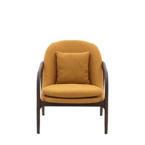 Stylowy fotel dębowy w kolorze taupe z miękkim, teksturowanym obiciem. Fotel ma zaokrąglone oparcie, wygodne siedzisko oraz poduszkę. Stojący na drewnianych nogach, o wymiarach 68x84x83 cm. Proste, jasne tło podkreśla jego design.