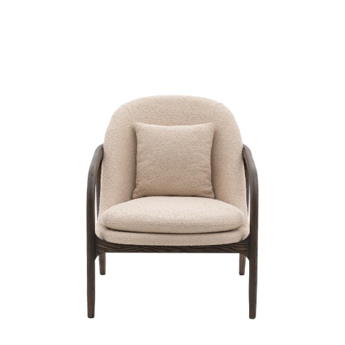Fotel Alegra w kolorze taupe, o wymiarach 64x84x83 cm, z miękkim siedziskiem i oparciem, z drewnianą ramą. W komplecie ma małą poduszkę, prezentowany frontalnie na białym tle, podkreślającym jego kształt i teksturę.