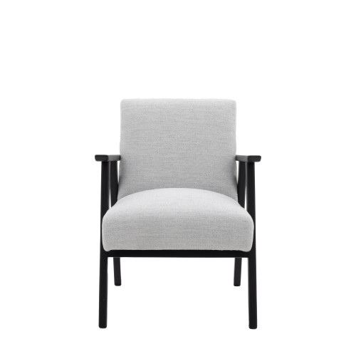 Nowoczesny fotel dębowy w jasnoszarym kolorze, o wymiarach 61x73x80 cm. Posiada czarne, drewniane nogi i podłokietniki. Ujęcie frontalne ukazuje prosty, minimalistyczny design i teksturę materiału obiciowego.