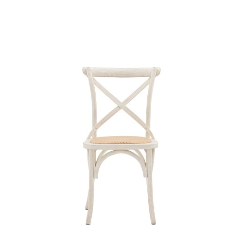 Dębowe krzesło bistro w białym kolorze z rattanowym siedziskiem. Ujęcie z tyłu, widoczna krzyżowa konstrukcja oparcia. Wymiary: 49x56x88 cm. Proste, eleganckie, idealne do wnętrz i na zewnątrz.
