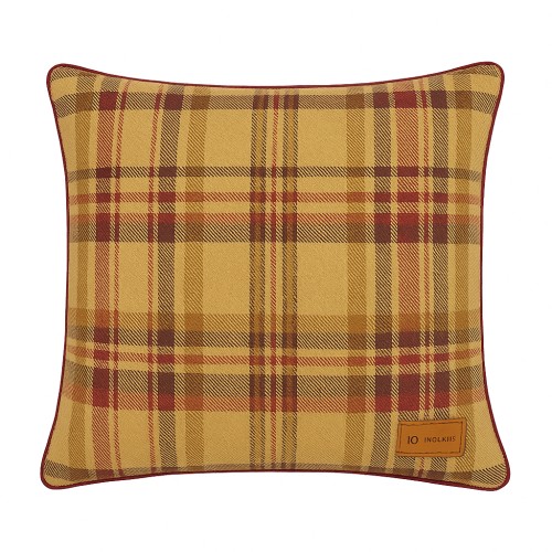 Poduszka w kratę Oxford 45x45 cm w odcieniach żółtego, brązowego i czerwonego. Wzór kratkowany na powierzchni, wykończona czerwoną lamówką. Widoczna metka z logo. Stoi w pozycji leżącej na białym tle.
