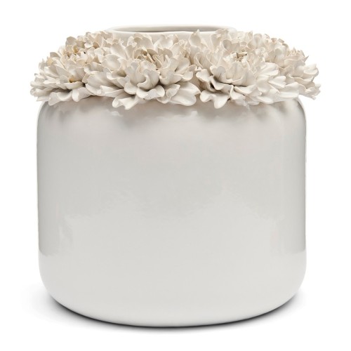 Biały wazon Flourishing Riviera Maison o wysokości 34,5 cm, z ceramicznym, gładkim korpusem i ozdobnym brzegiem z kwiatów w odcieniach kremowych. Produkt stoi na płaskiej powierzchni, ukazując elegancki design.