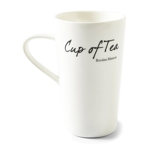 Biały kubek z uchem, o smukłej formie, z nadrukiem Cup of Tea i logo Riviera Maison. Widok z boku, ukazujący gładką powierzchnię i elegancki design. Idealny do serwowania herbaty.