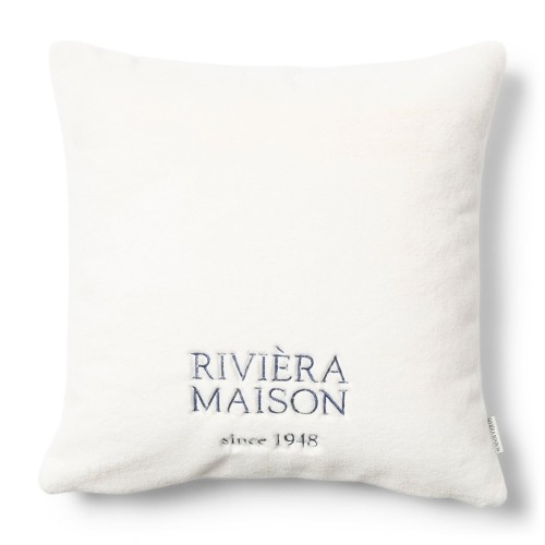 Poduszka Morillon Faux w rozmiarze 50x50 cm, pokryta białym futerkiem. Na froncie widoczny haft RIVIÈRA MAISON oraz since 1948. Produkt leżący, z delikatną fakturą, idealny do dekoracji wnętrz.