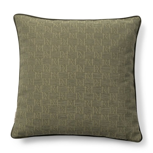 Poszewka RM Monogram Belliere 50x50 w odcieniu oliwkowym. Wzór w monogramy RM na teksturowanym tle, z kontrastującą czarną lamówką. Ułożona na białym tle, w pozycji leżącej. Idealna do dekoracji wnętrz.