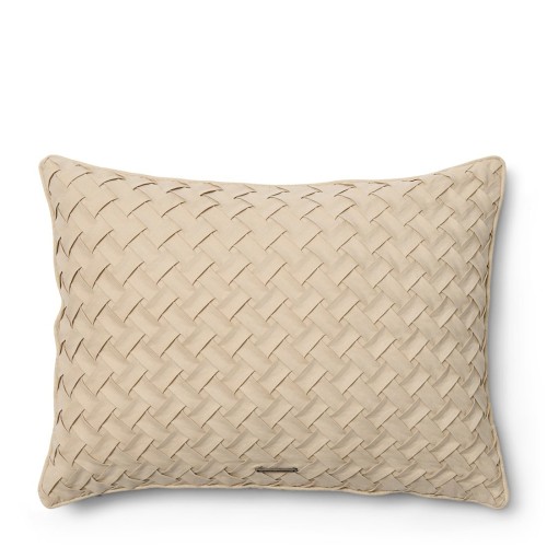 Poszewka Lerna 60x45 cm w kolorze jasnobeżowym, wykonana z plecionego materiału. Prostokątna forma, z logo Riviera Maison na dole, umieszczona na neutralnym tle. Tekstura materiału jest gładka, a splot dodaje elegancji.
