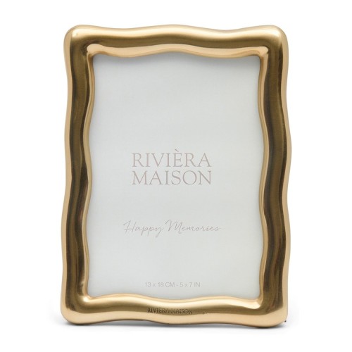Ramka Wavy Złota 13x18 cm Riviera Maison z falowanym brzegiem, w kolorze złotym. Widoczny napis Happy Memories na białym tle. Produkt ustawiony frontalnie, idealny do wyeksponowania zdjęć.