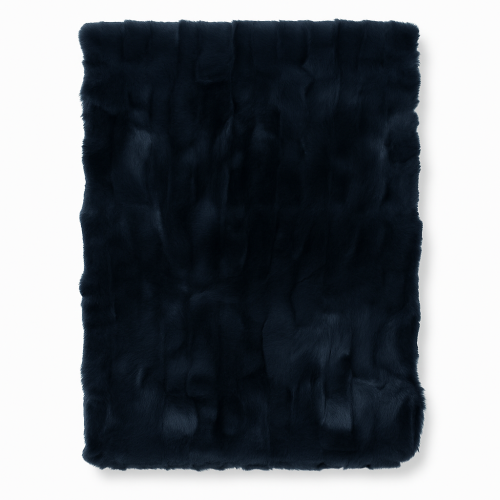Granatowy pled Elias Faux o wymiarach 180x130 cm, wykonany z miękkiego futerka. Produkt leży na jasnym tle, prezentując gładką teksturę i głęboki kolor. Idealny do dekoracji wnętrz lub jako ciepły dodatek na chłodne dni.