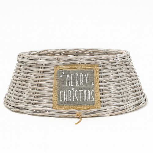 Rattanowa osłonka na stojak choinkowy o średnicy 60 cm w jasnoszarym kolorze. Posiada naszytą etykietę z napisem MERRY CHRISTMAS na tle szarego płótna, dekoracyjny kształt stożkowy, idealna do ozdoby choinki.