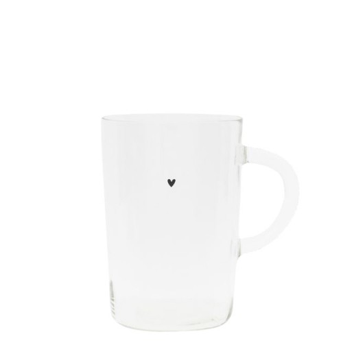 Szklanka Black Heart L z kolekcji Bastion Collection, przezroczysta, o prostym kształcie. Posiada delikatny, czarny napis w kształcie serca na froncie. Uchwyt po jednej stronie, stojąca, na jednolitym tle.